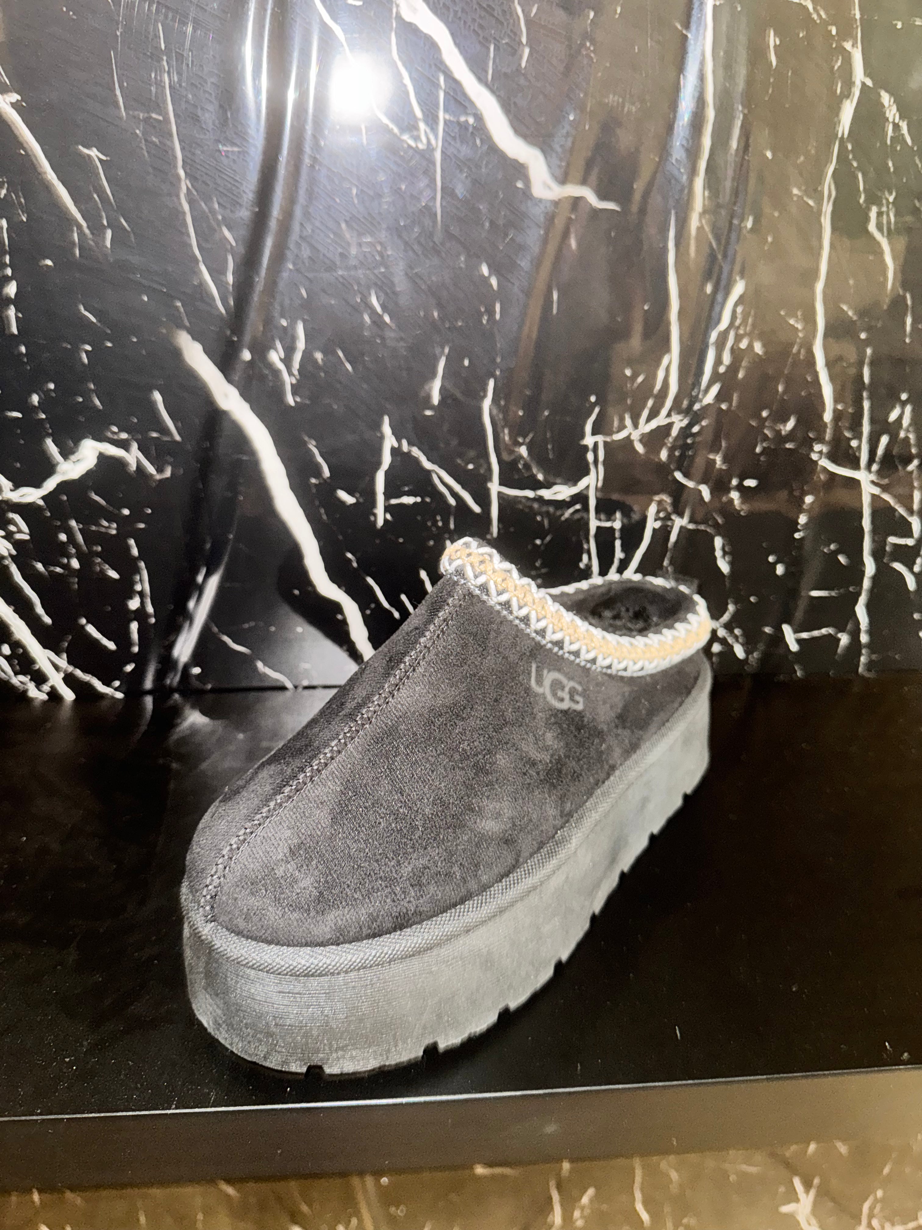 Ugg taz black